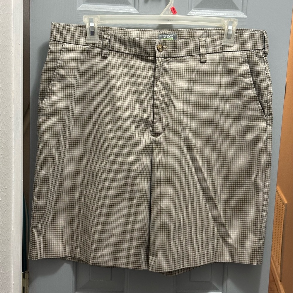 Izod Golf Flat Front Shorts Men’s Khaki Plaid Size 38 9.5” Inseam Casual